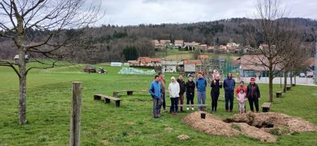5 Zasaditev dveh lip na otroškem igrišču v Lučah, kjer bodo družbo delale že prej posajenim šestim lipam.